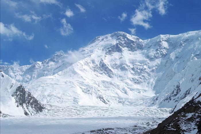 Россия и Киргизия ведут поиски альпинистки на пике Победы