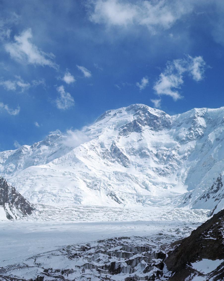 Россия и Киргизия ведут поиски альпинистки на пике Победы