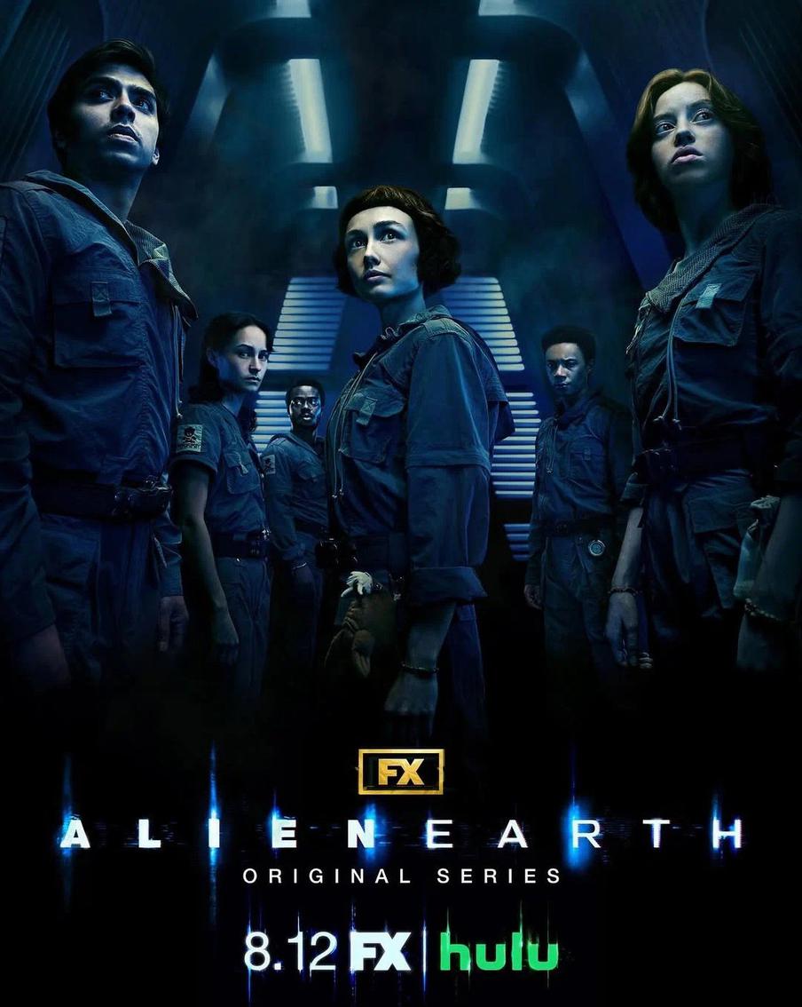 Глвная героиня сериала "Чужой: Земля" Венди (в центре)