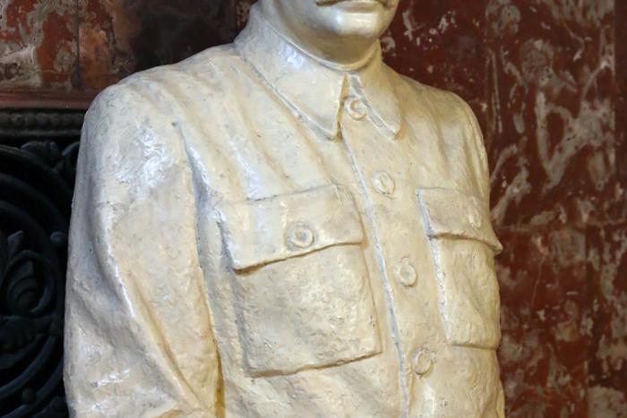 В Волгограде коммунальщики обнаружили неожиданную находку, которая могла отколоться от памятника Сталину