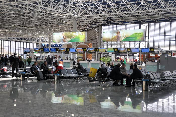 В аэропорту Сочи с вечера 30 августа задерживаются более 50 авиарейсов на внутренних и международных направлениях