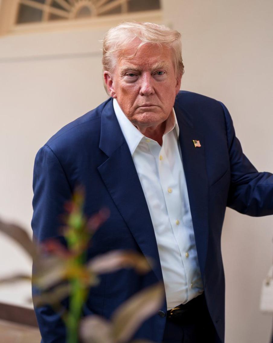 Американский президент Дональд Трамп оставил в своих соцсетях загадочное послание для пользователей по всему миру