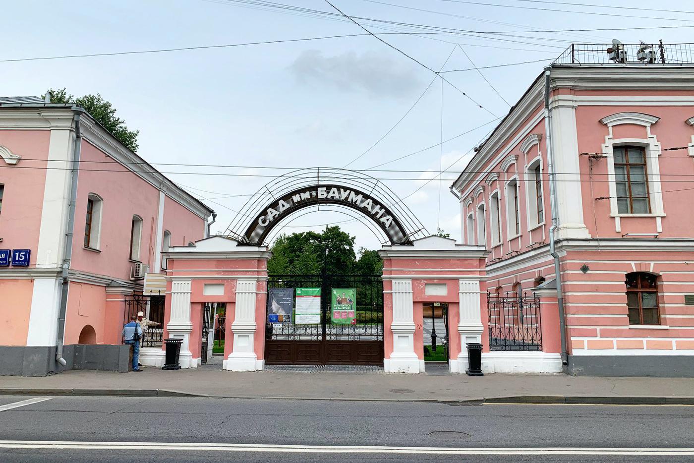 Подзарядить электромобиль можно, пока смотрите кино в летнем кинотеатре