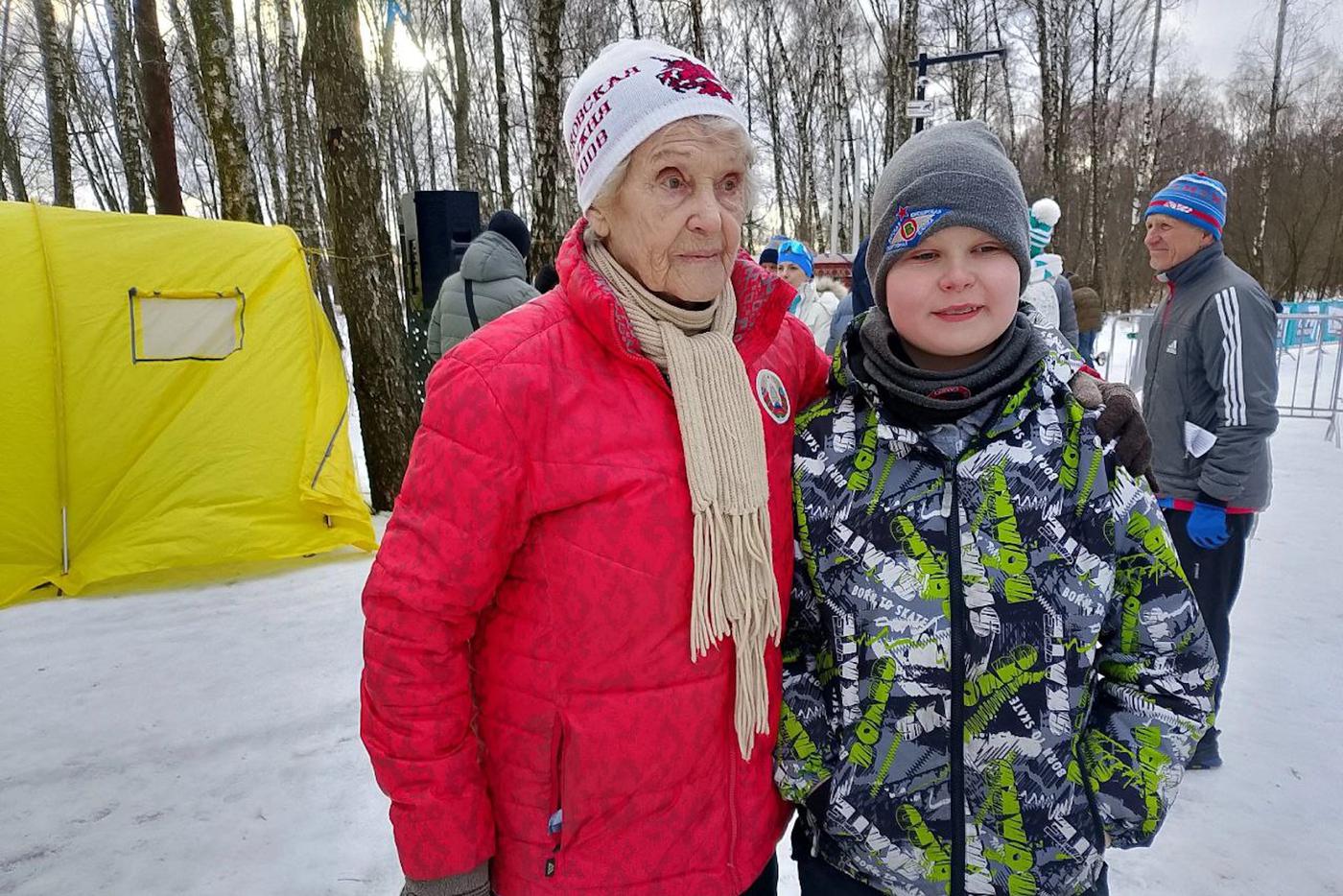 С внуком на лыжне.