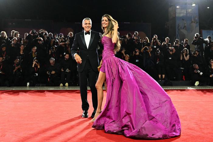 Самые стильные образы звёзд на 82-м Венецианском кинофестивале