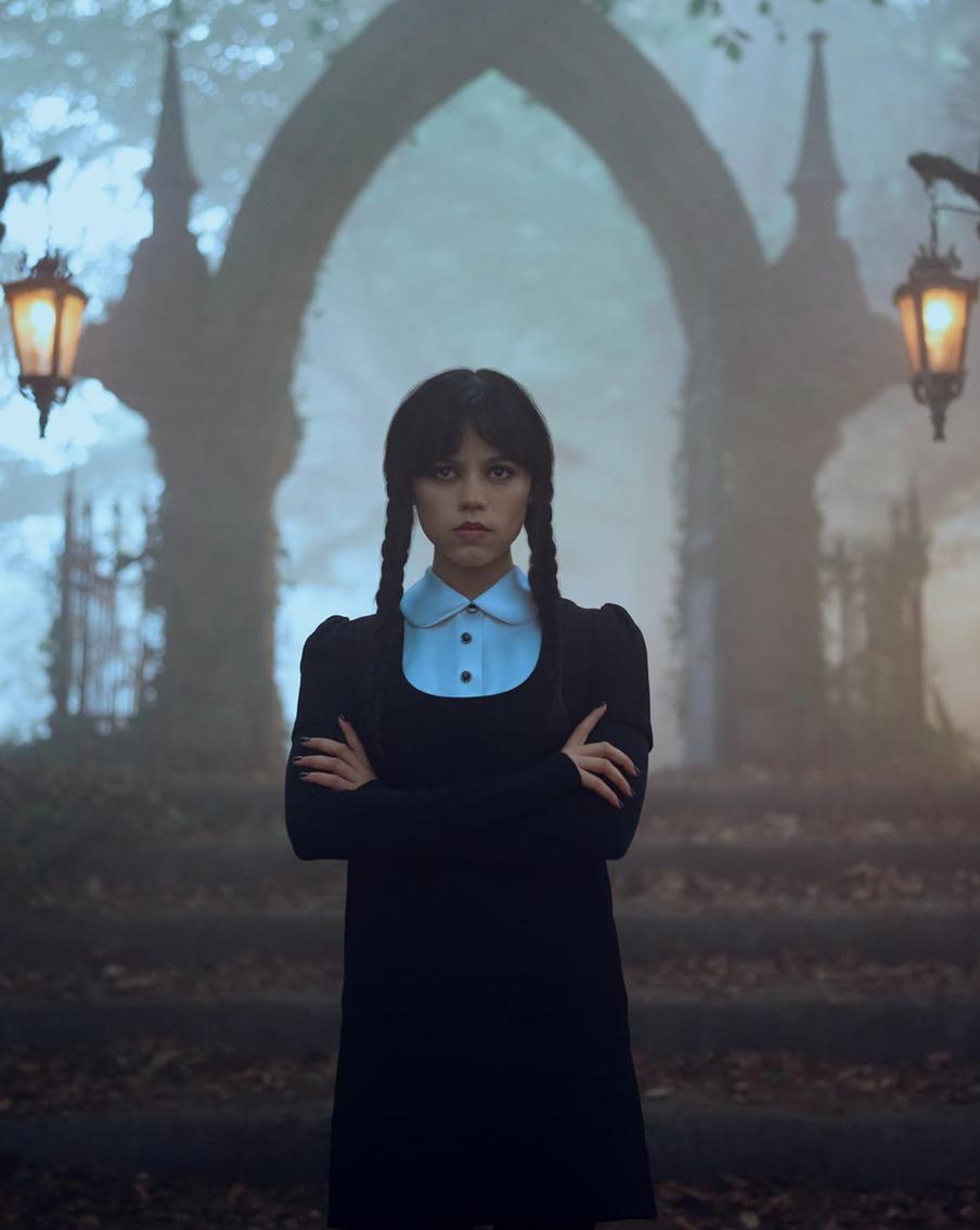 Корсеты, драма и неон: как развивается стиль героев сериала "Уэнздей"