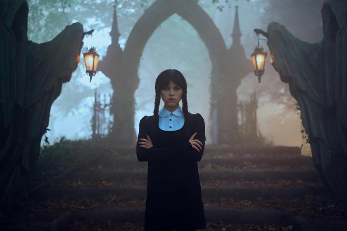 Корсеты, драма и неон: как развивается стиль героев сериала "Уэнздей"