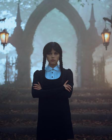 Корсеты, драма и неон: как развивается стиль героев сериала "Уэнздей"