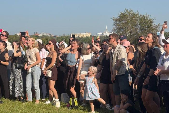 Ностальгия, мурашки и ком в горле: москвичи спели вместе с проектом "Хор на весь двор"