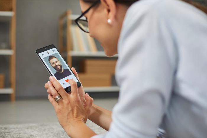 "А у вас бывали свидания на кладбище?": москвичи разделились во мнениях о том, как и где нужно знакомиться