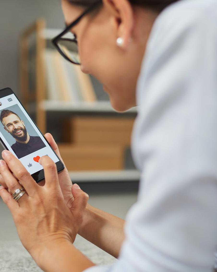 "А у вас бывали свидания на кладбище?": москвичи разделились во мнениях о том, как и где нужно знакомиться