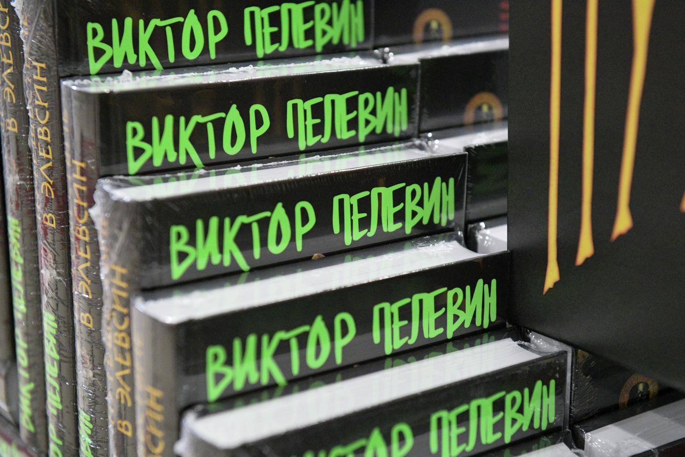 Стали известны дата начала продаж и название новой книги Виктора Пелевина