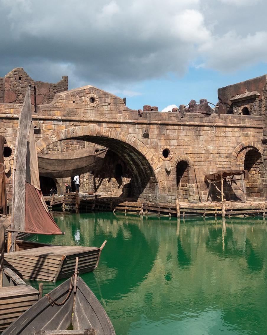 Новые уникальные декорации для съёмок представили в кинопарке "Москино"