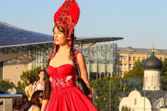 Чем удивили зрителей на Московской неделе моды. В какую сторону смотрят сегодня дизайнеры и бренды