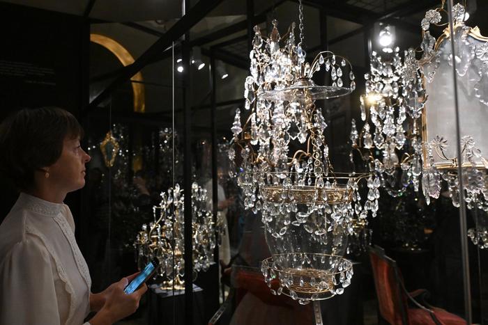 Блестящее решение: в ГИМе рассказывают, как стразы побеждали темноту