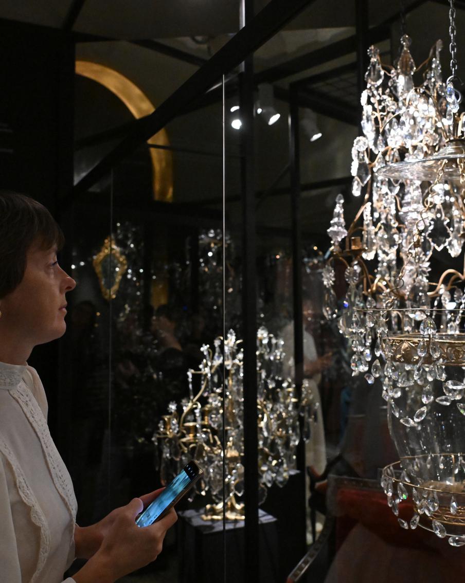 Блестящее решение: в ГИМе рассказывают, как стразы побеждали темноту