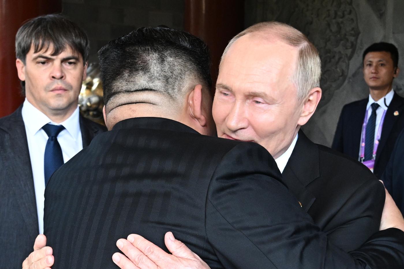 Путин обнял Ким Чен Ына на прощание после переговоров