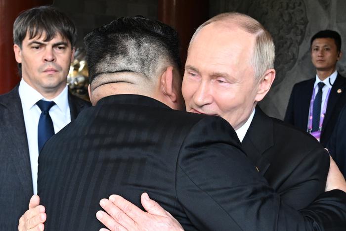 Путин обнял Ким Чен Ына на прощание после переговоров