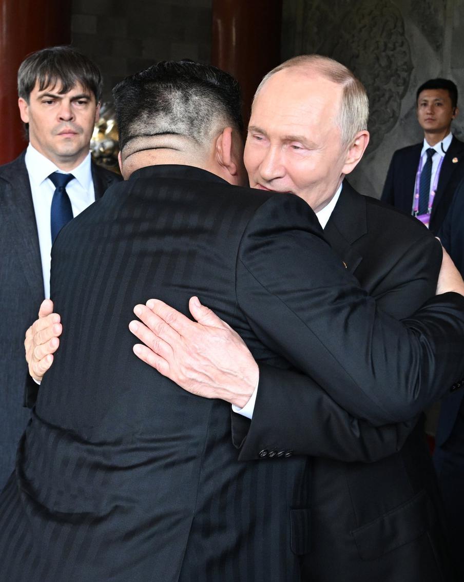 Путин тепло попрощался с Ким Чен Ыном после переговоров