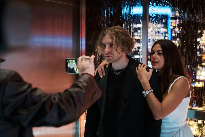 Егор Крид знает, как развлечь девушку даже в застрявшем лифте