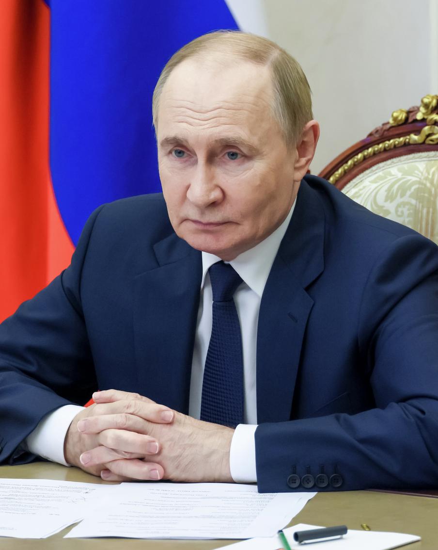 Путин посетил филиал национального центра "Россия" во Владивостоке