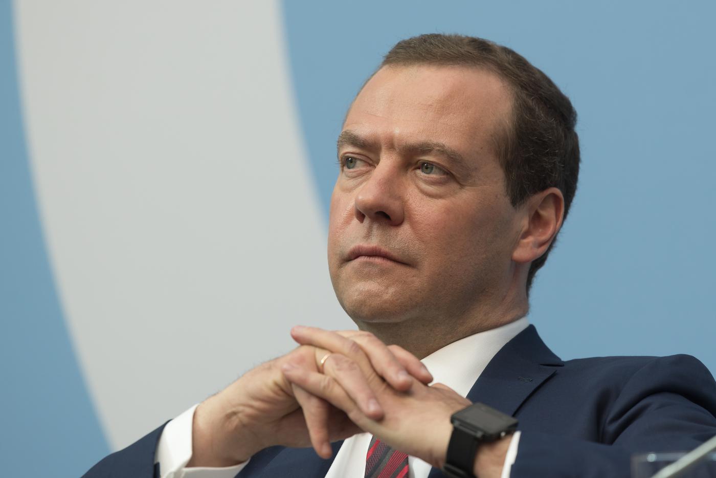 Медведев пообещал возвращать замороженные активы землёй