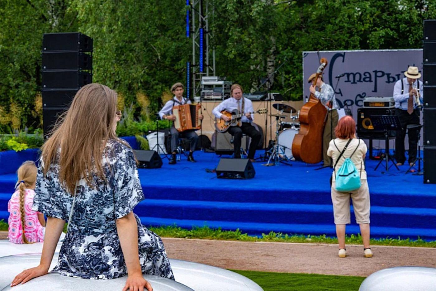 Живой джаз и переосмысленные эстрадные хиты.