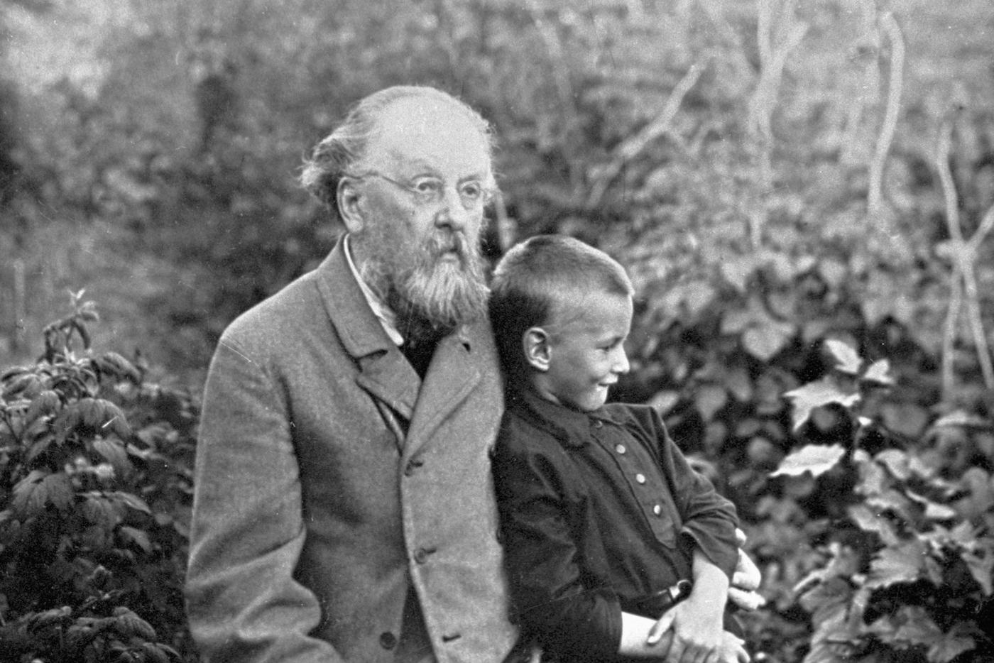 Циолковский, Толстой и Баста оказались отровертами