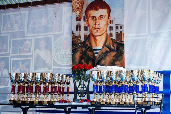 "Истекая кровью, вынес детей": как погибали спецназовцы на штурме в Беслане