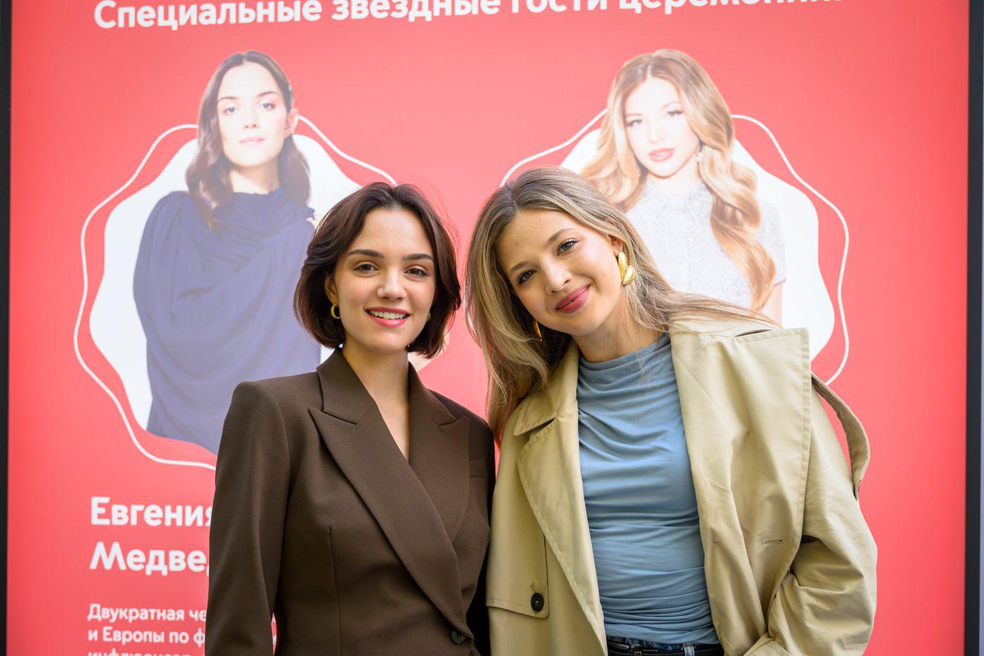 Евгения Медведева и Аня Покров.