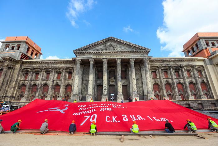 Рейхстаг, дореволюционные шахты и театр Карабаса-Барабаса: какими декорациями удивляет кинопарк "Москино" в первую годовщину