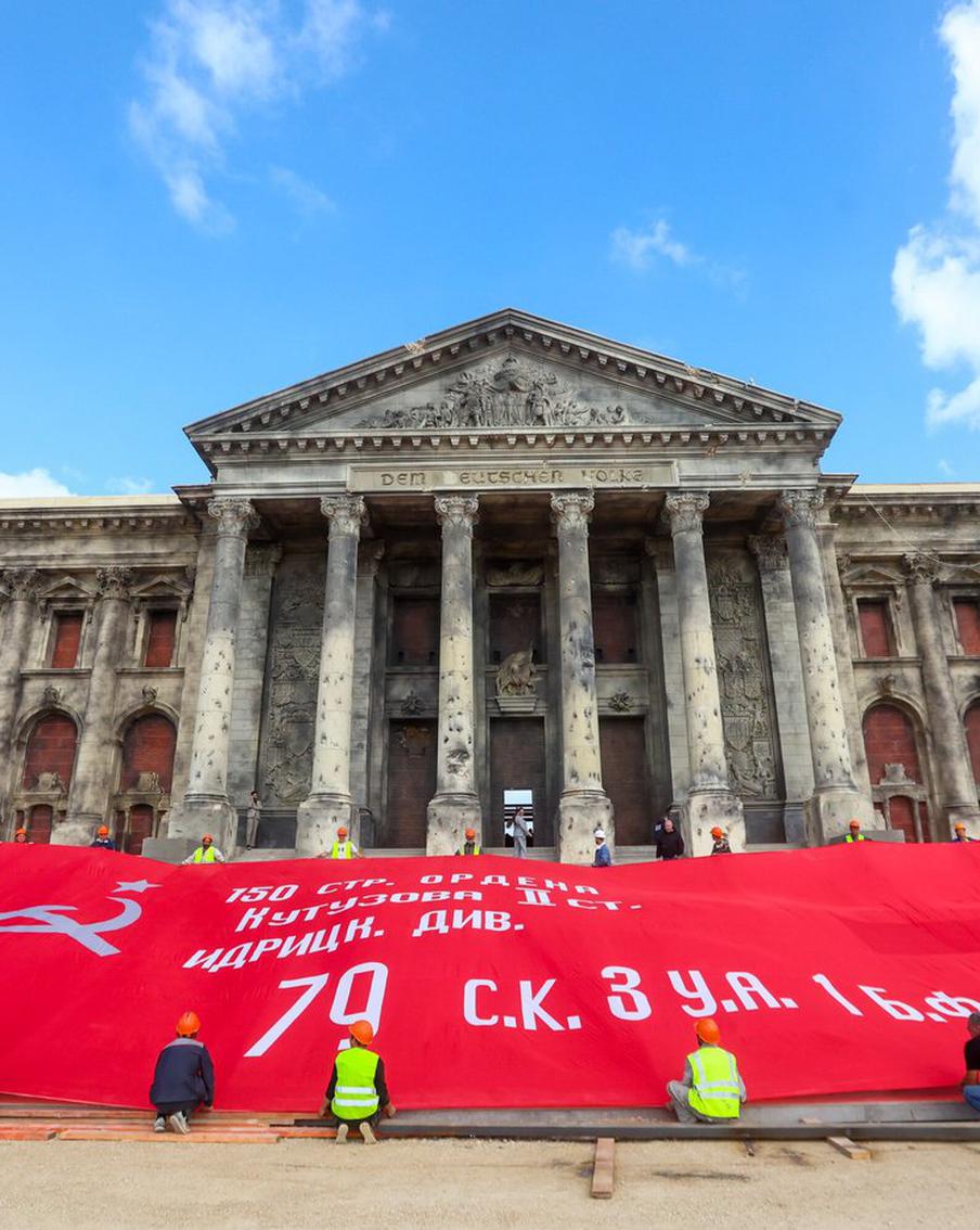 Рейхстаг, дореволюционные шахты и театр Карабаса-Барабаса: какими декорациями удивляет кинопарк "Москино" в первую годовщину