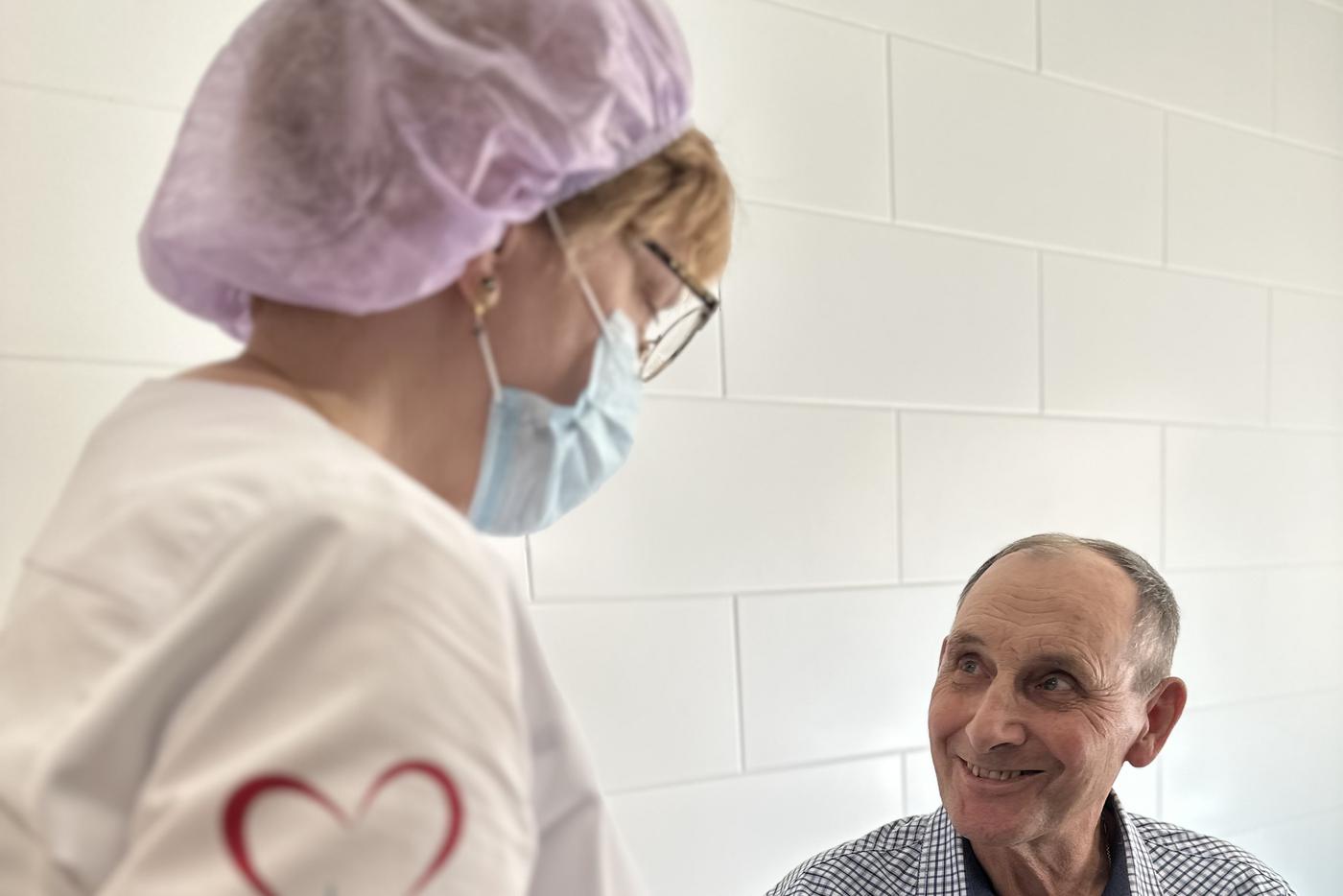 "За 12 лет не болел ни разу": в Москве началась вакцинация против гриппа