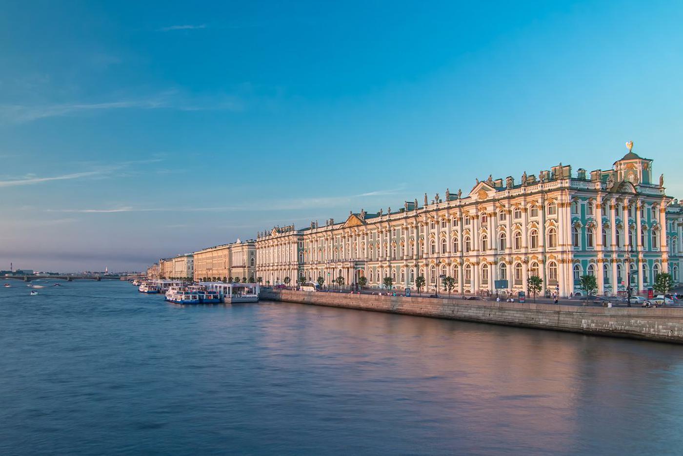 Посетителей четырёх музеев Петербурга эвакуируют после анонимных угроз