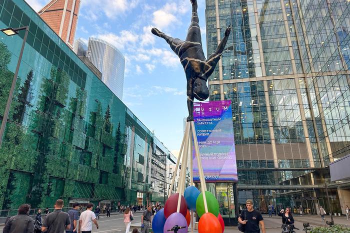 Новый арт-объект приземлился в "Сити" вверх ногами: самые необычные скульптуры в Москве