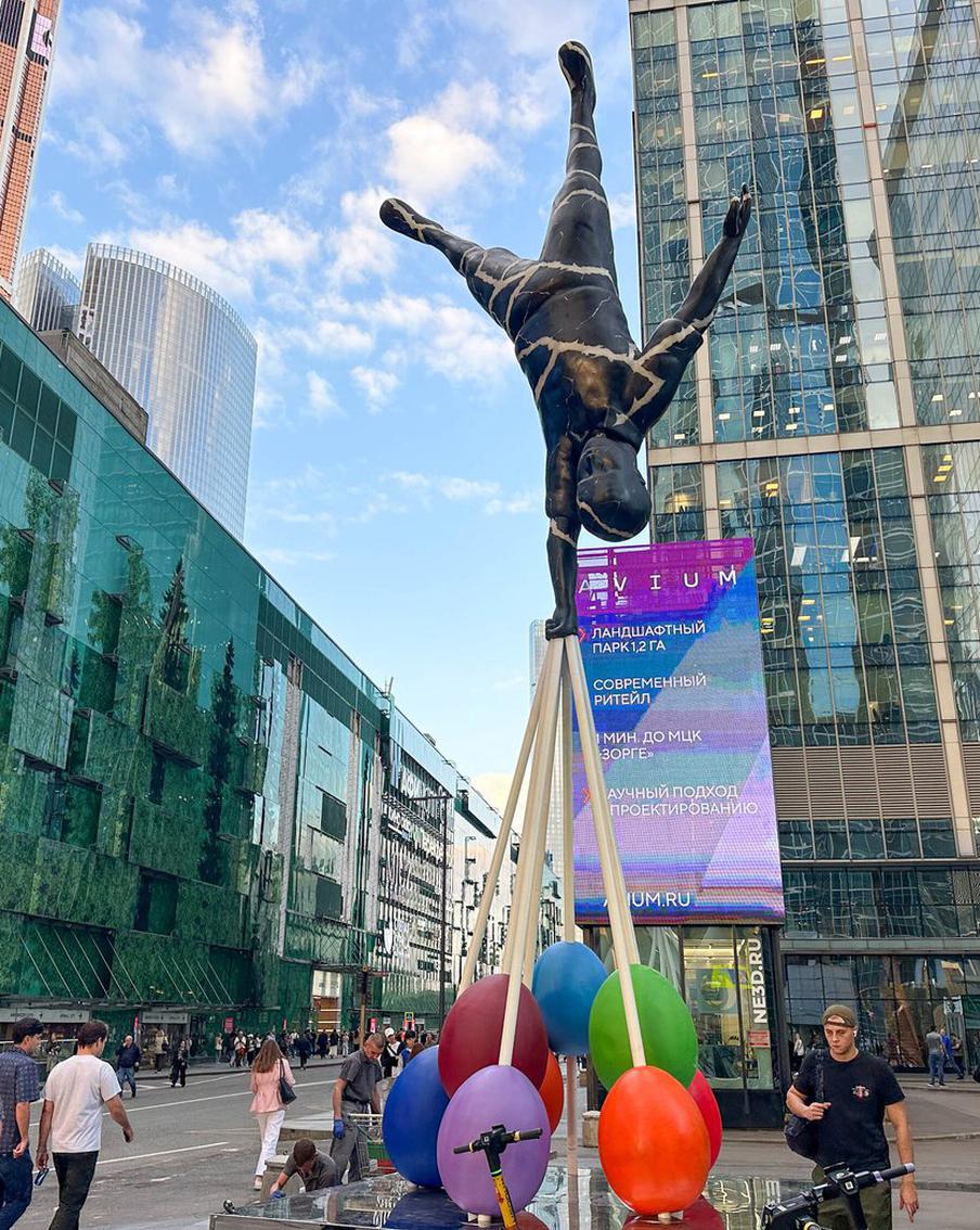 Новый арт-объект приземлился в "Сити" вверх ногами: самые необычные скульптуры в Москве