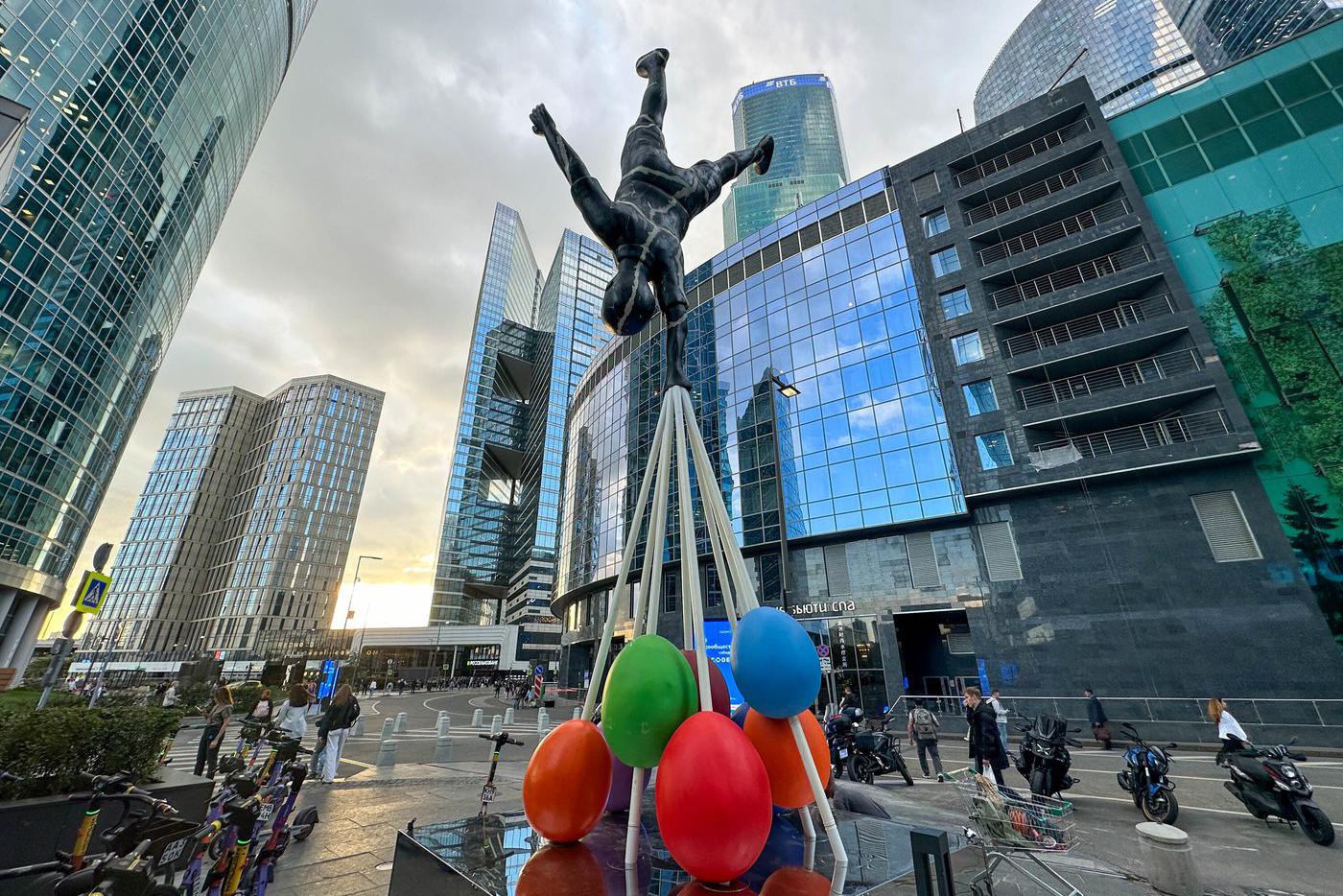Арт-объект "Почему люди не умеют летать" в "Москва-Сити".