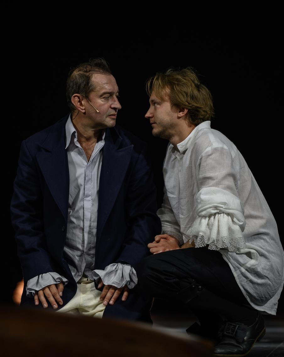 Может ли человек без принципов взывать к совести: в МХТ имени А.П. Чехова открыли сезон "Кабалой святош"