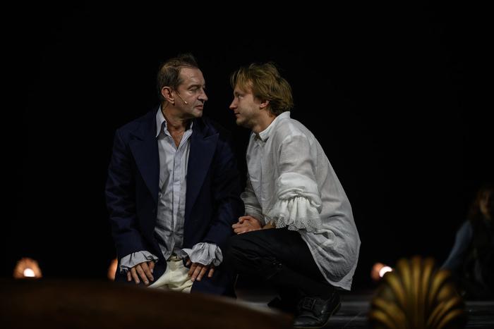 Может ли человек без принципов взывать к совести: в МХТ имени А.П. Чехова открыли сезон "Кабалой святош"