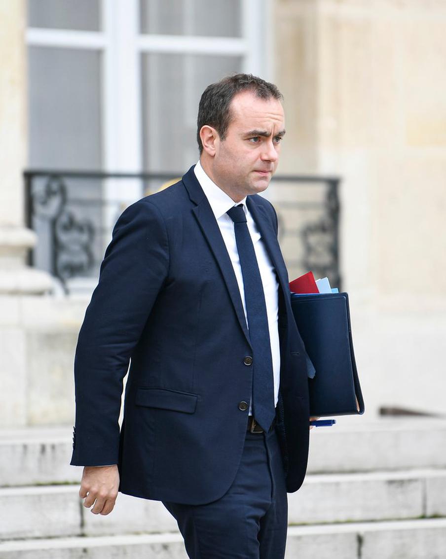 Макрон назначил Лекорню премьером после отставки Байру