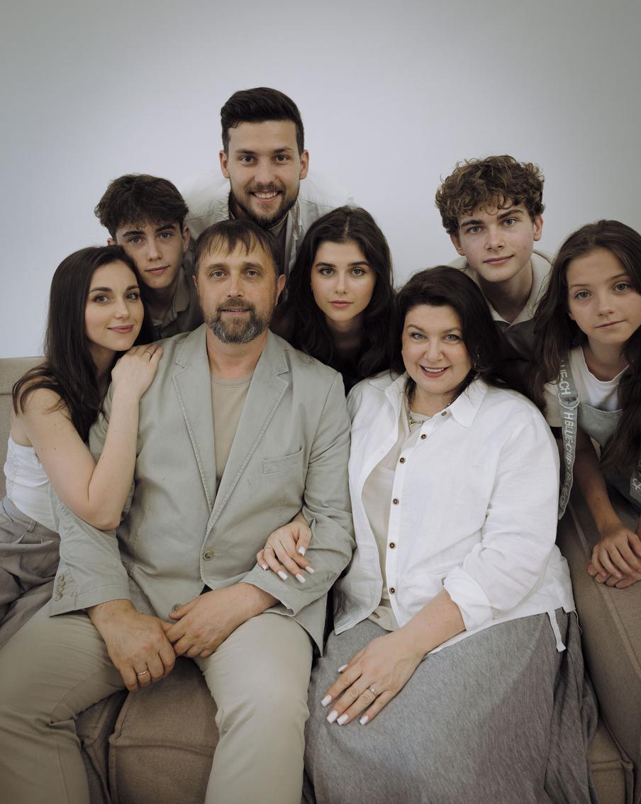 Полина Денисова с родителями, братьями и сёстрами.