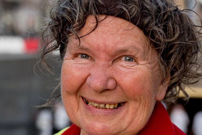 Пользователи соцсетей собрали дворнику на день рождения миллион рублей