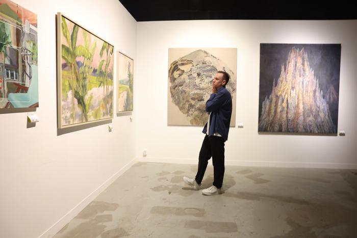 Москвичи раскупают живопись с котами, видами природы и обнажённой натурой