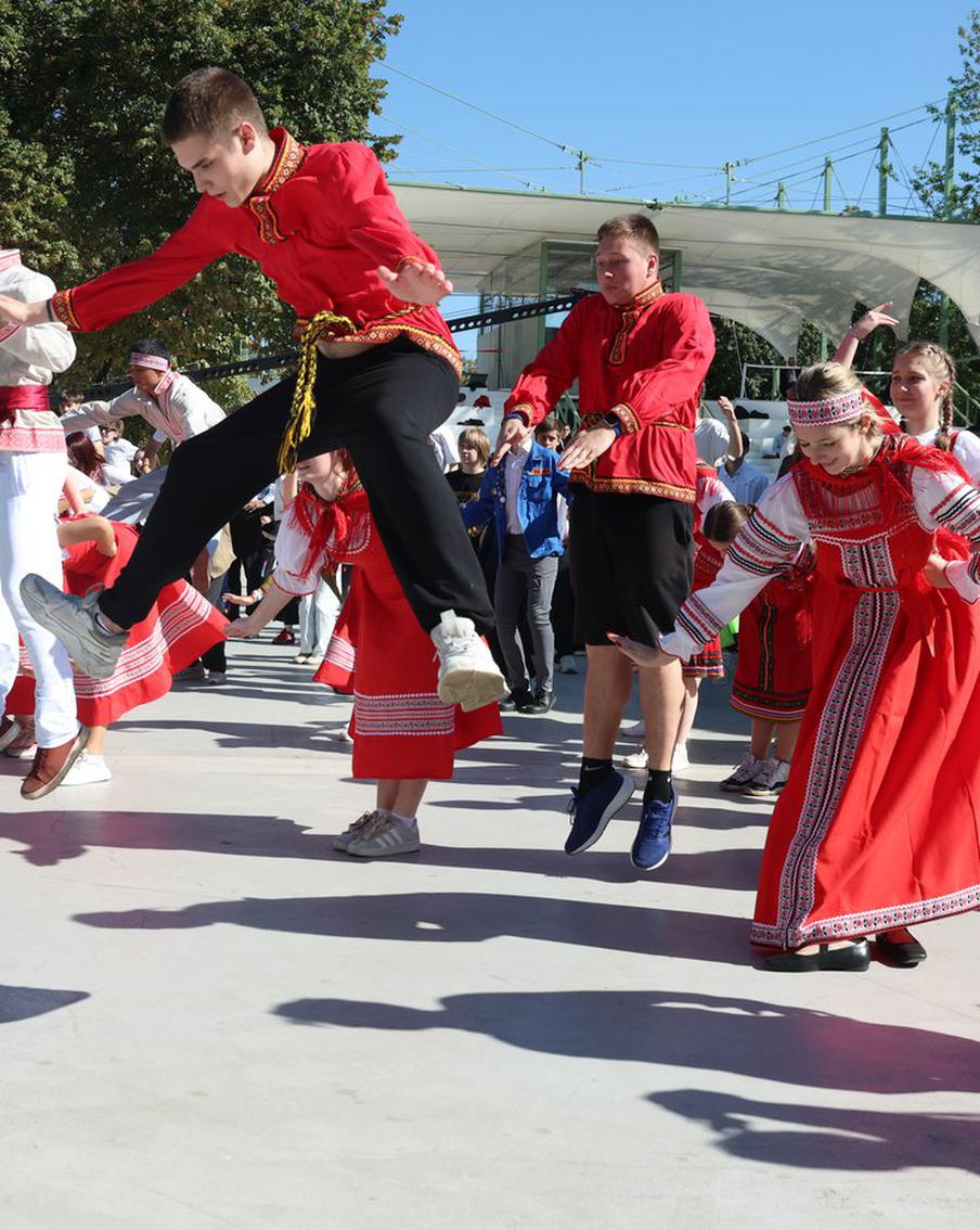 Чем московская кадриль отличается от любой другой? Корреспондент Metro отправился узнать и сам пустился в пляс