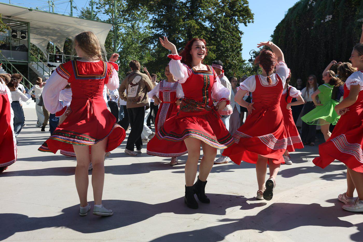 Красивые девушки были в изобилии