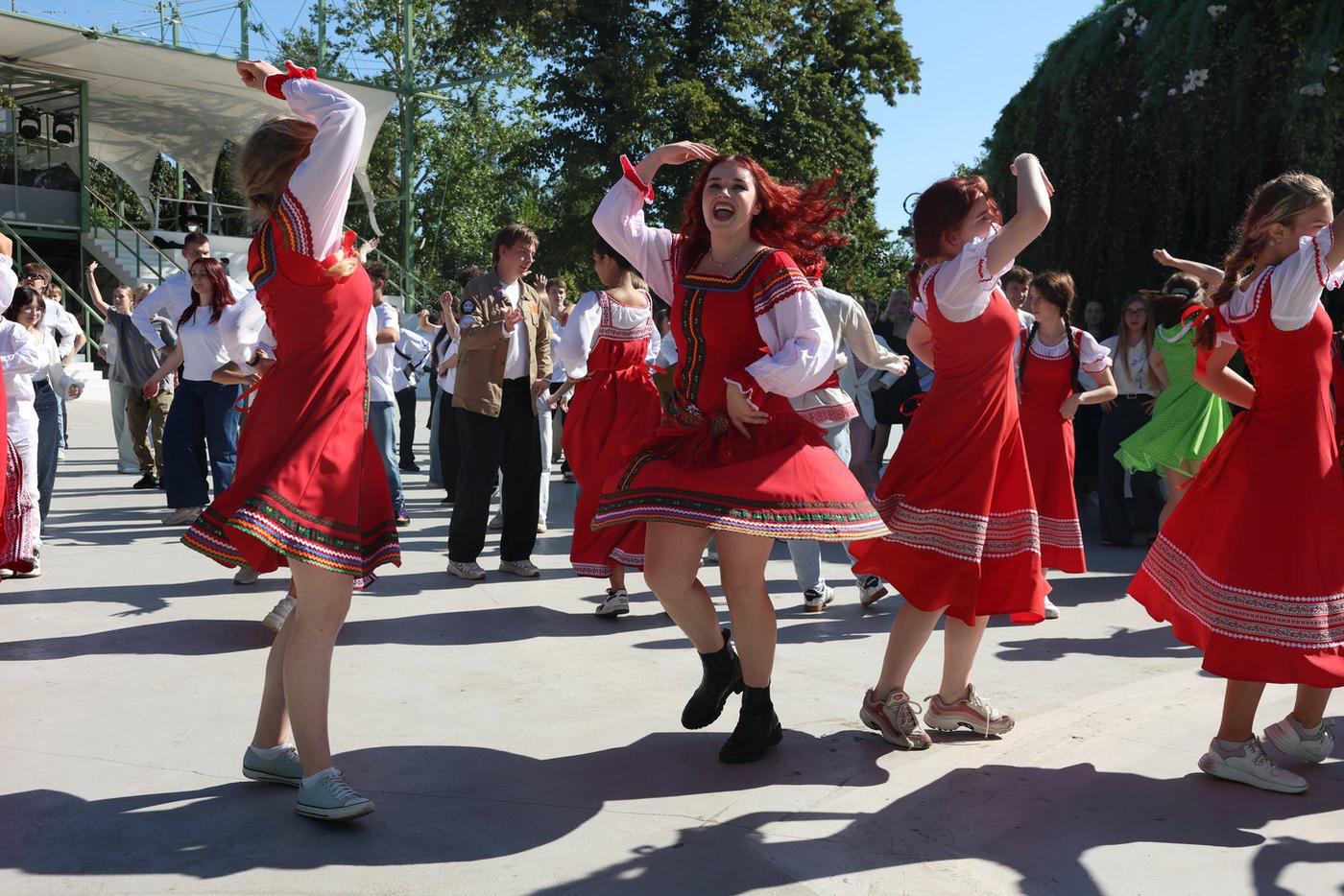 Красивые девушки были в изобилии