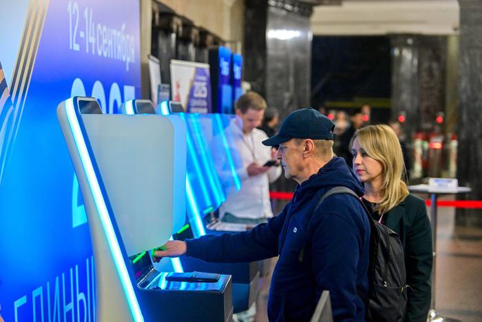 Председатель комитета Госдумы по науке Кабышев посетил Общественный инфоцентр