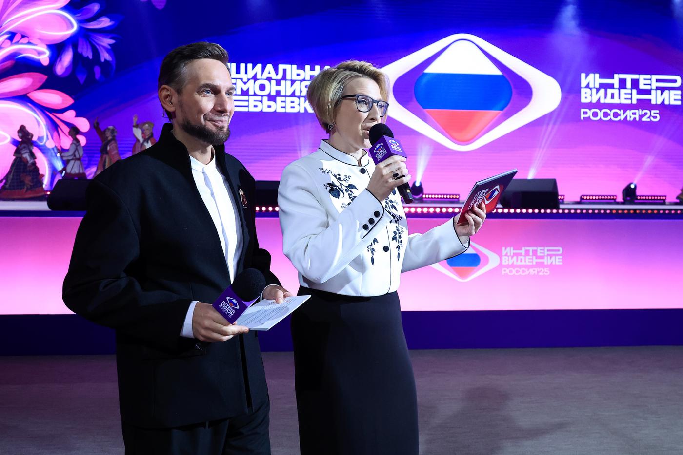 Креативный директор конкурса "Интервидение" Андрей Разыграев и телеведущая Яна Чурикова.