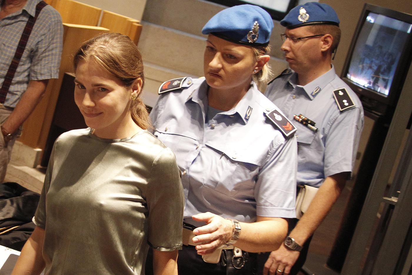 6 сентября 2011 года. Аманда Нокс на апелляционном слушании в Перудже. Консультанты защиты оспаривают улики прокуратуры: ДНК на лифчике и кухонном ноже. У Нокс приподнятое настроение. Впрочем, часто на судах она транслировала очень разные эмоции: то хохотала, то плакала.