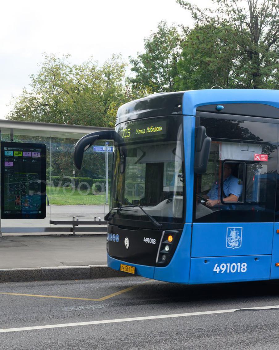 На 12 остановках вокруг МГУ установили современные медиаэкраны